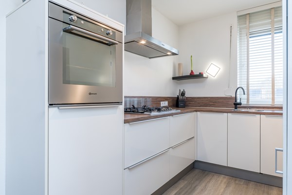 Foto - Te koop: Op goede en in geliefde woonwijk in Voerendaal gelegen halfvrijstaande bovenwoning (type B3 maisonnette), met o.a. dakterras, separate berging op de begane grond en eigen parkeerplaats. 